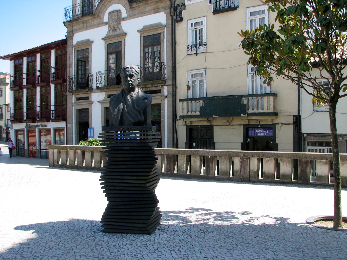 Abel Salazar's bust, Guimarães (1).JPG